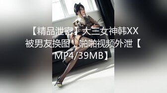  温柔系文静美妞，扎起双马尾一脸清纯，男友疯狂吸奶子一脸享受