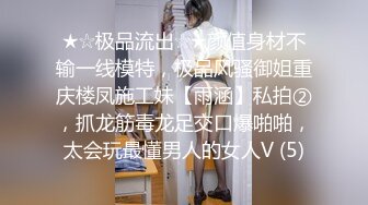  带大胸美女在别人家走廊里各种抽插,一人干一人在拍摄