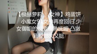   酒店大圆红床拔完火罐的小哥和漂亮女友一边看鬼片一边啪啪