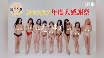 随意扒下美女的领口