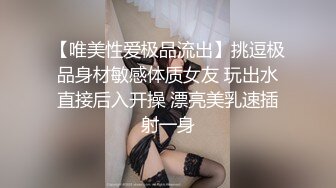 风骚小少妇露脸想啪啪了勾引送外卖的美团小哥，非常主动把小哥扒光口交，让小哥摸自己奶子玩逼，床上各种抽插