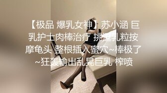 变态偷拍牛人闯入女厕手持拍摄美女们尿尿,还猛闻女神换下来的卫生护垫,说真香,最后用来撸一发