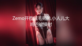 商场抄底美女穿着透明内裤被男友伸进裙子摸屁股