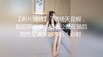   头套哥跟好兄弟4P两个年轻颜值小妹，全程露脸交大鸡巴情趣丝袜装，轮草抽插互动狼友