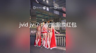 晚上躲藏邻居出租屋浴室窗外偷窥两个身材不错打工妹洗澡看着下面性感逼毛浑身欲火