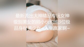 牛仔裤蜜桃臀女神，衣服都没有脱，无套深入一线天的嫩穴