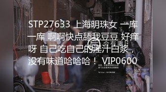 _底漂亮少妇 这白嫩大屁屁真性感 骚丁卡屁沟里 连闺蜜一起抄了 (1)