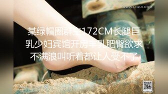 偷窥隔壁眼镜美眉洗香香 妹子洗澡戴着眼镜不说还戴个口罩 奇葩 奶子是真的大