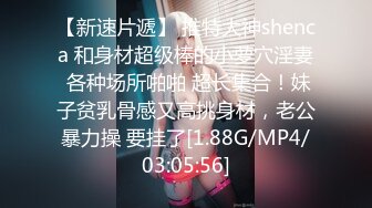 逼逼带着阴环，阴唇带着小铃铛的极品骚女，燃情大秀直播道具抽插骚穴和菊花，双插蹂躏刺激不断，浪叫不止[