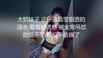  熟女阿姨偷情老外 又舔又亲 被无套输出 完事还送阿姨一条裙子 非常开心