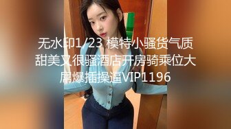  小骚逼露脸洗干净了伺候小哥哥诱惑狼友，舔鸡巴的样子好骚吸蛋蛋，深喉抽插