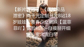 村里的骚货，也是朋友的妈妈，说：‘哇，有蚊子咬我，敢不敢在这里搞，把裤子脱下一点，来插我’，真实后山偷情，朋友妈妈也太骚啦，粉色内裤！