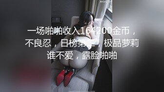 绿衣长裙四眼妹子，走路慢悠悠的，可能是刚才尿尿时姨妈血流的有点多~