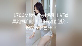 灰丝漂亮伪娘紫薇 今天没有小哥哥 骚逼很痒 鸡鸡特别硬 没撸几下就一泻千里 当然精华是不能浪费的