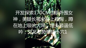 黑丝情趣装熟女嘴唇超级性感被架起来舔逼 一顿狂操后内射进骚逼里