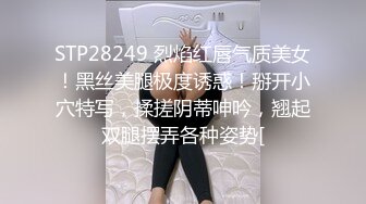 厕所的狂欢，无套口交啪啪啪~上面一点，下面点，后入姿势要快准狠，小哥找个洞口搞半天，真有意思，哈哈哈！