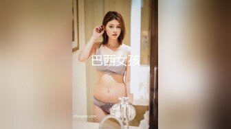 服装厂女工宿舍冒死爬窗偷窥白嫩的美少妇洗澡洗鲍鱼