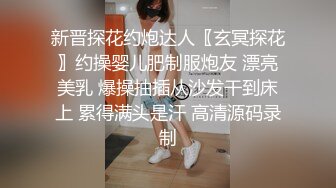 跟随偷窥漂亮小姐姐 皮肤白皙 小骚丁卡屁沟一晃一晃超诱惑 男友在照抄不误