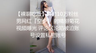 极度骚女大尺度暴力自慰，开档黑丝高跟鞋道具爆菊花，手指扣弄假屌插入，双洞齐插骑坐套弄，搞到高潮出白浆