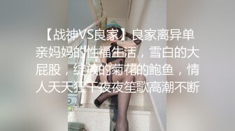  这个粉嫩嫩小美女真是会玩啊 脱光光躺在酒店的床上 尽力张开笔直大长腿逼穴清晰诱人