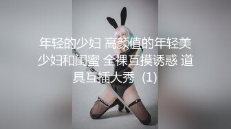 女孩吃得很认真。。。