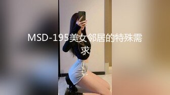 身材超级哇塞的极品模特，白丝高跟无毛白虎很是性感诱人，跟狼友互动撩骚，肛塞道具抽插骚穴