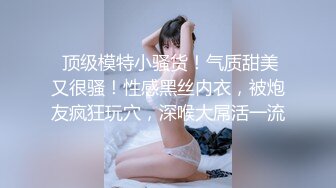 等电梯的少数民族着装美女 我们办公室一朵美丽的石榴花