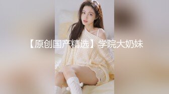 【新片速遞】 女仆装美少妇，客厅沙发上后入无套啪啪，快速抽查内射，精液从逼里流出