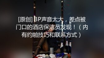 美女玩手机射精在她身上