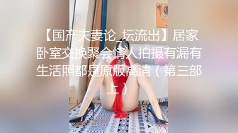 两个风骚轻熟女浴室一起大秀，玩的真嗨啊这大粗茄子就往逼里捅，精彩刺激跟狼友互动撩骚，各种诱惑狼友真棒