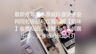 用小妖精来形容这个漂亮妹子实在不为过，小妖精穿上连体网袜情趣装，猥琐小哥乐开了花