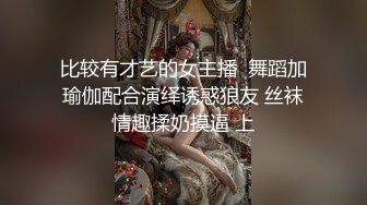 娇小玲珑马尾妹子玩着手机把屁股翘起来  这姿势太合适了  忍不住掏出鸡巴就捅入逼逼啪啪抽送操穴湿润啊