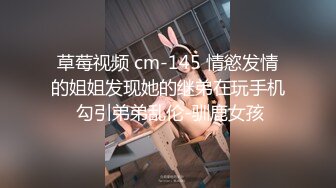 年轻貌美的气质长发美女和朋友一起去群趴