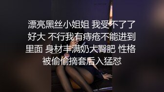 医院女厕偷拍 漂亮的小媳妇正在体检 突然尿急 没穿裤子 围个浴巾就来了