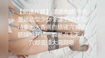 百合姐妹花刺激的晚上躺床上陪狼友骚，轮流展示互动撩骚听指挥，黑丝诱惑掰开逼逼看特写，道具抽插浪叫不止