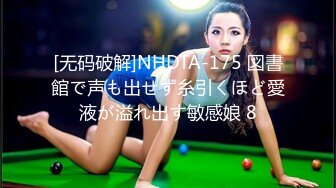 奔驰女神加油站工作人员装听不清隔着玻璃盯着车子里看周围还有别的车在看奔驰女神吓死了