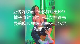 女友和闺蜜买奶茶回来，背着她偷偷在房间操逼