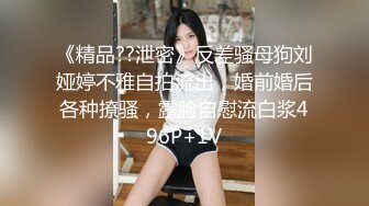 大屁股骚奶子黑丝诱惑颜值也还不错的无敌骚浪贱，让小 哥床上放肆抽插，奶子乱晃叫的骚，后入双插菊花逼逼[