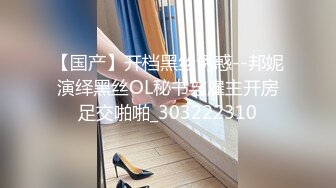 【新片速遞】  商场女厕蹲守躲在里面抽烟的黑丝女职员