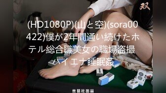 跟随抄底漂亮美女 两闺蜜购物一起被抄了 大白屁屁很性感