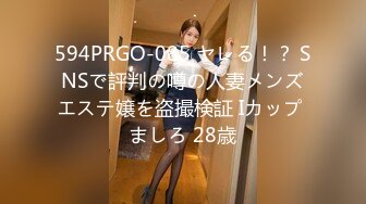 年轻妹子挑逗躺着沙发上玩手机的男友，最后被内射了好多