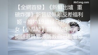 KKimKKimmy用极具勾引的眼神挑逗，口交深喉他巨大的鸡巴。