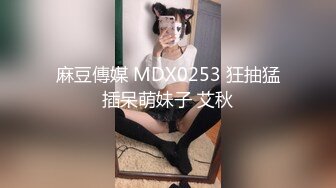 骚气美少妇车上和炮友玩车震，口交扣逼后座抽插猛操旁边草地还有人