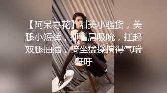 写字楼女厕白T恤黑紧身裤长发美妞 鲜肥的无毛馒头穴馋得流口水