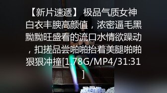 迷人的小姐姐全程露脸躺在床上被小哥玩弄，喝完春药开始发骚了口交大鸡巴让大哥玩逼揉奶，压在身下草蒙了