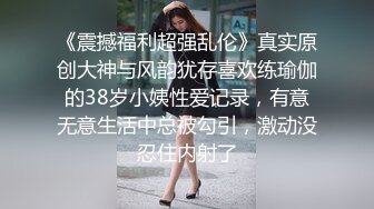 喜欢被调教的小女友，穿上衬衣黑丝，翘起屁股求玩弄，扶屌后入抽插，要求浪叫很听话