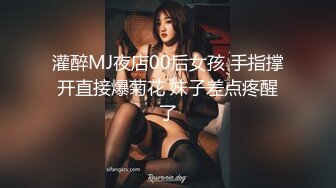  粉色头发卡哇伊眼镜萌妹子啪啪，特写深喉口交上骑乘晃动大奶，无毛逼逼掰穴特写