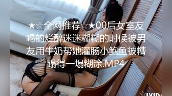 商场女厕偷拍眼镜美女尿尿Bn还吊着一坨白带