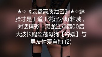 中年大叔忽悠美女顾客做特殊服务，全身按摩撩骚忽悠顾客揉奶玩逼